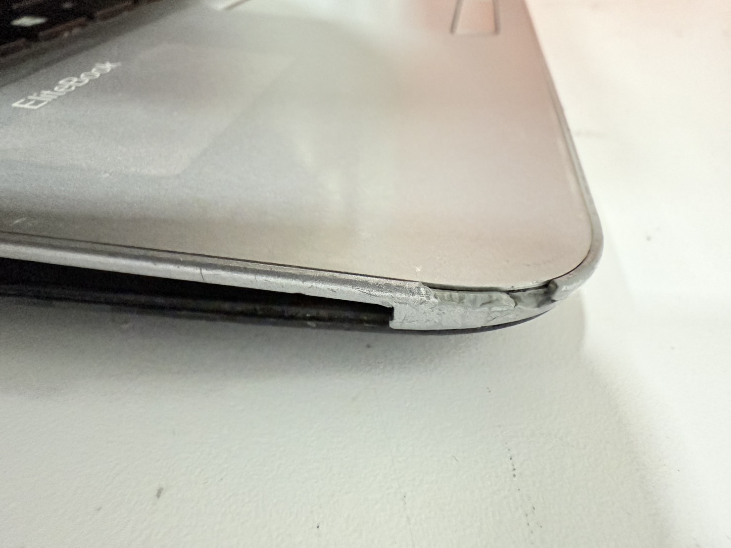 โน๊ตบุ๊ค HP EliteBook 840 G4 (i5-7300U/8GB/M.2 256GB) ไม่มี Adapter แบตเสื่อม จอเป้นเส้น ฝามีคราบกาวเล็กน้อย