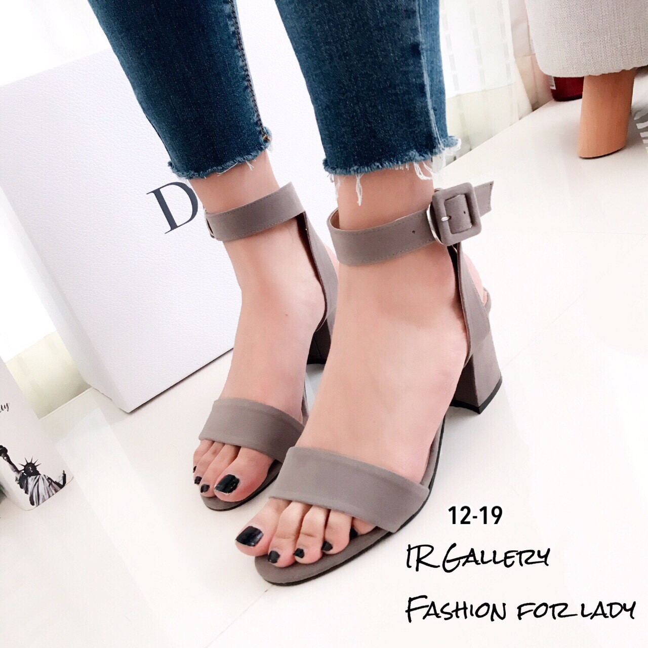 รองเท้าส้นตันแต่งสายรัดเข็มขัด (สีดำ)