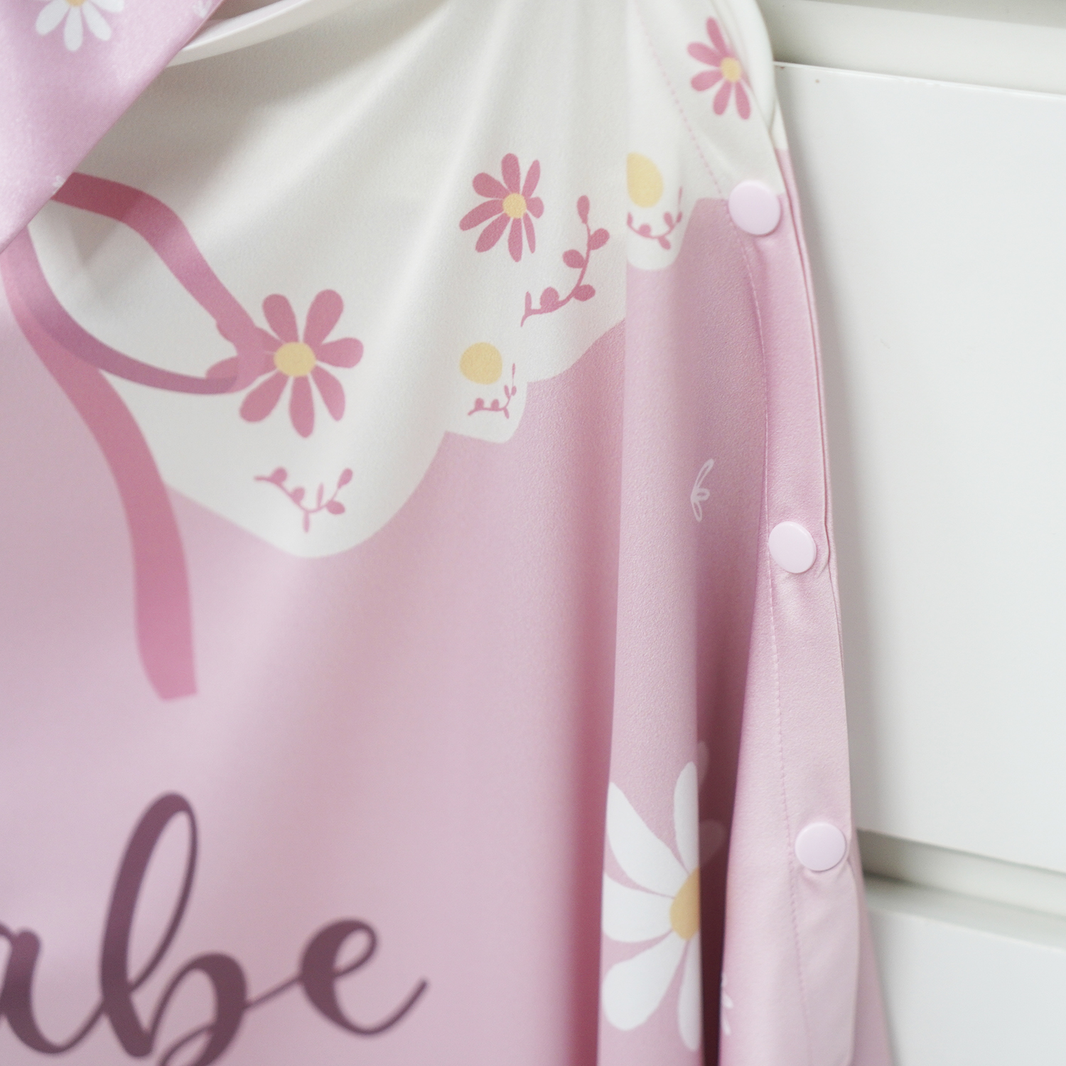 ผ้าคลุมให้นม 3in1 (รุ่นมีกระดุม ถอดโครงได้) แบบสั่งทำใส่ชื่อ ลาย Daisy - Pink