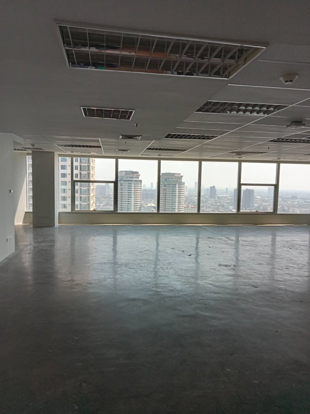 Empire Tower sathorn bangkok สำนักงานให้เช่าย่านสาทร ใกล้สถานีรถไฟฟ้า BTS ช่องนนทรี เพียง 300 เมตร