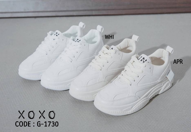 รองเท้าผ้าใบทรงสปอร์ตแต่งแถบป้าย (สีครีม)