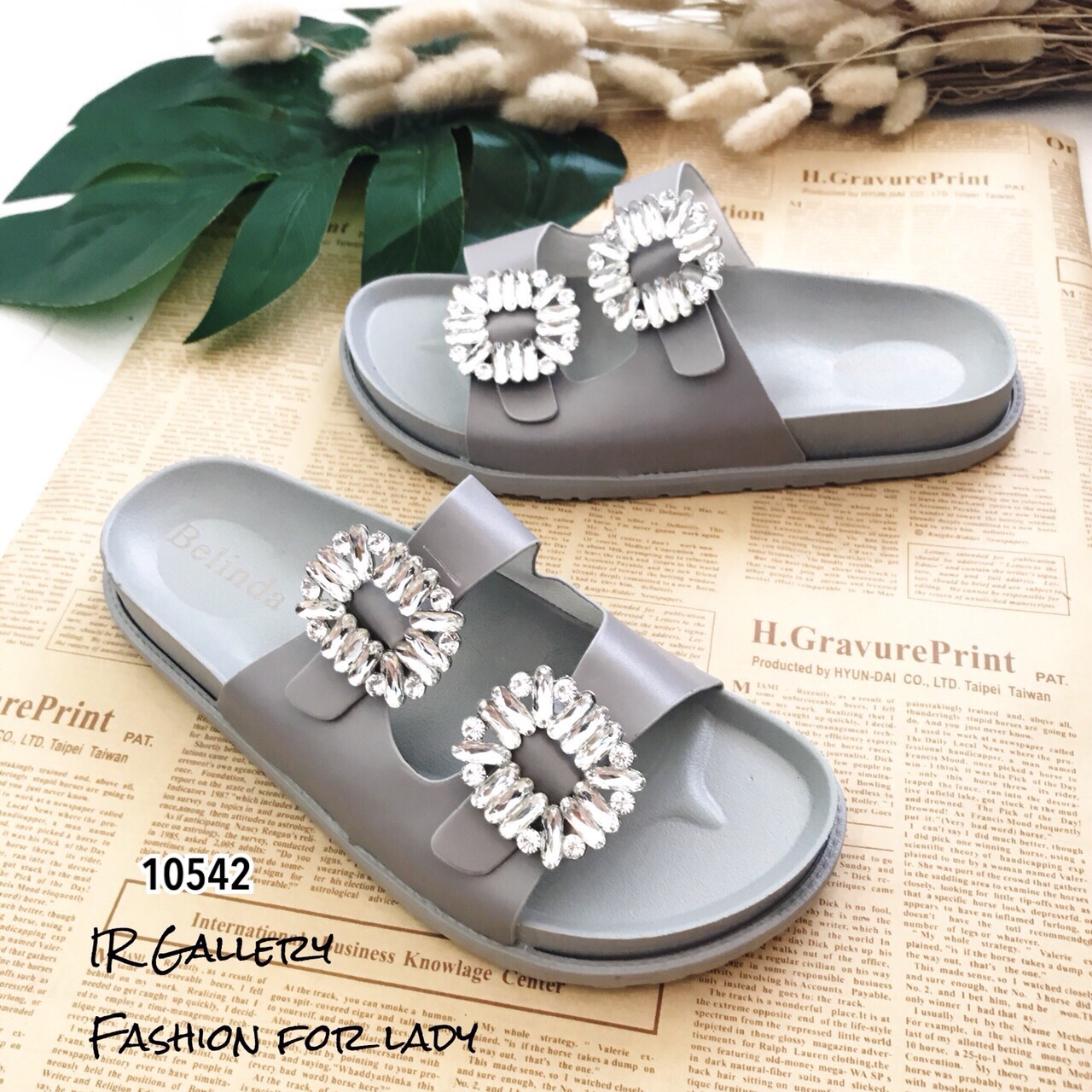 รองเท้าแตะแต่งเพชร Style Roger Vivier (สีขาว)
