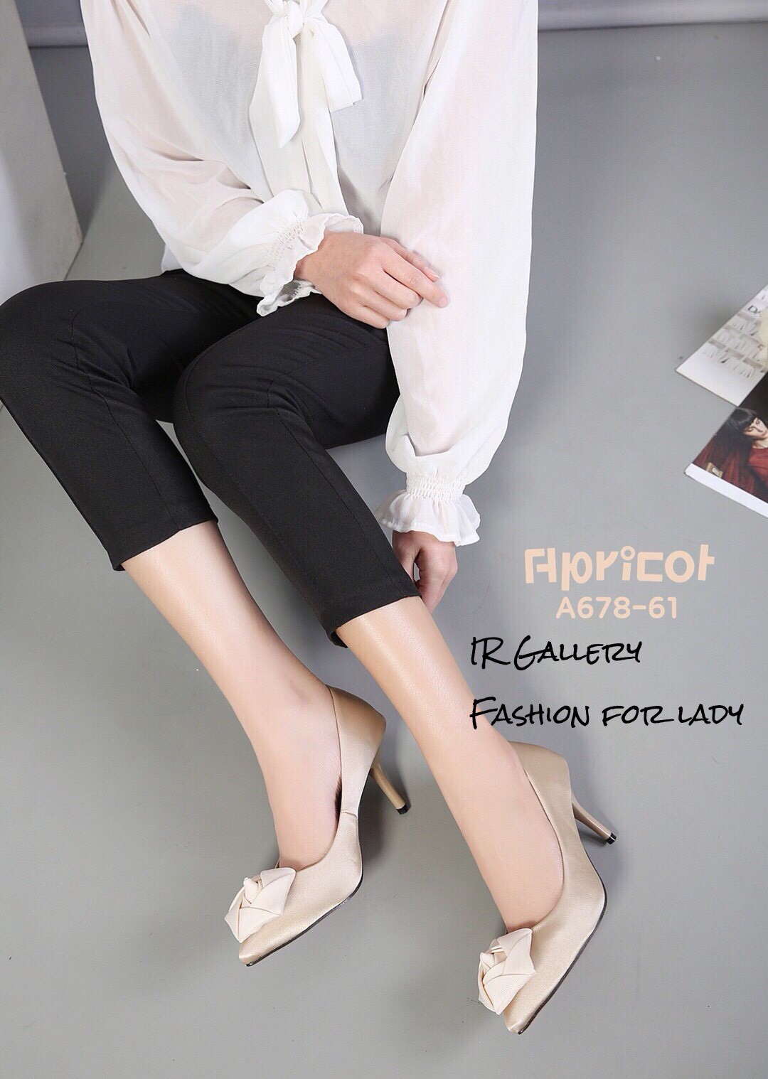 รองเท้าคัทชูซาตินแต่งดอกไม้ (สีครีม)