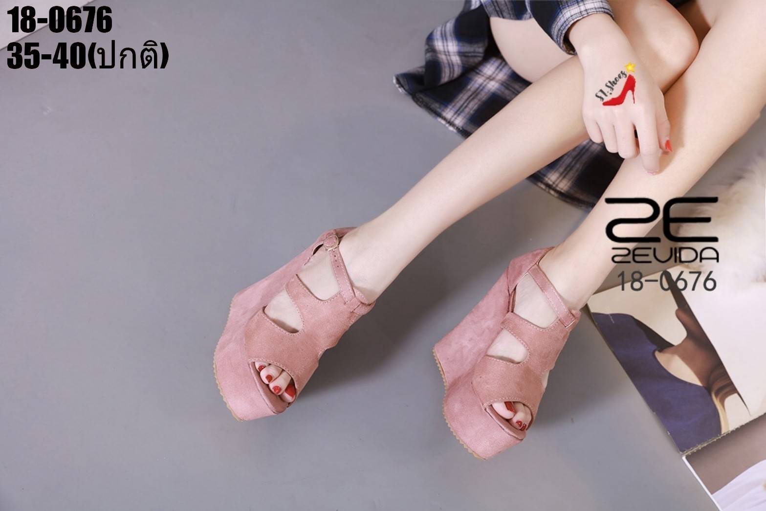 รองเท้าส้นเตารีดหนังกลับเว้าข้าง (สีดำ)