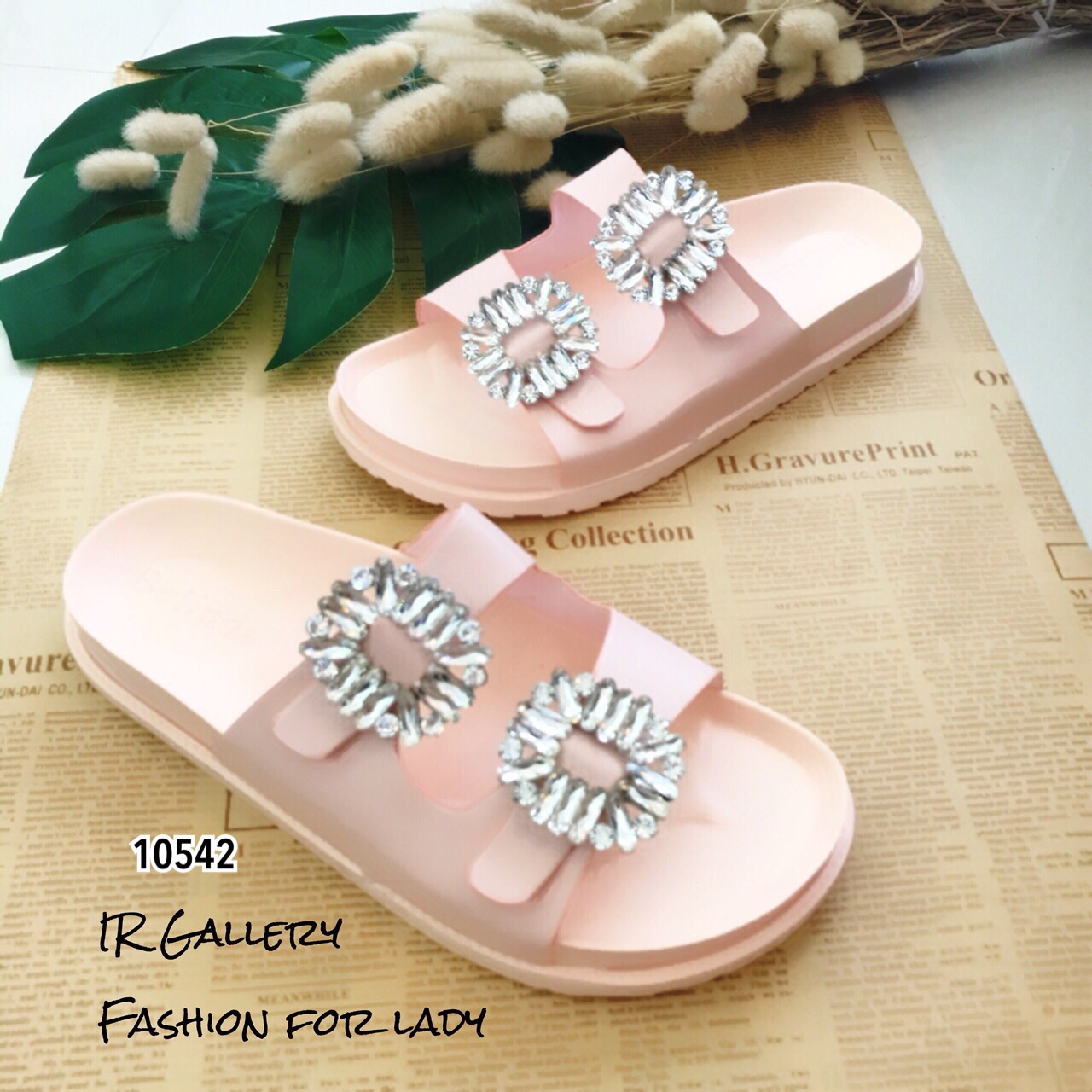 รองเท้าแตะแต่งเพชร Style Roger Vivier (สีขาว)