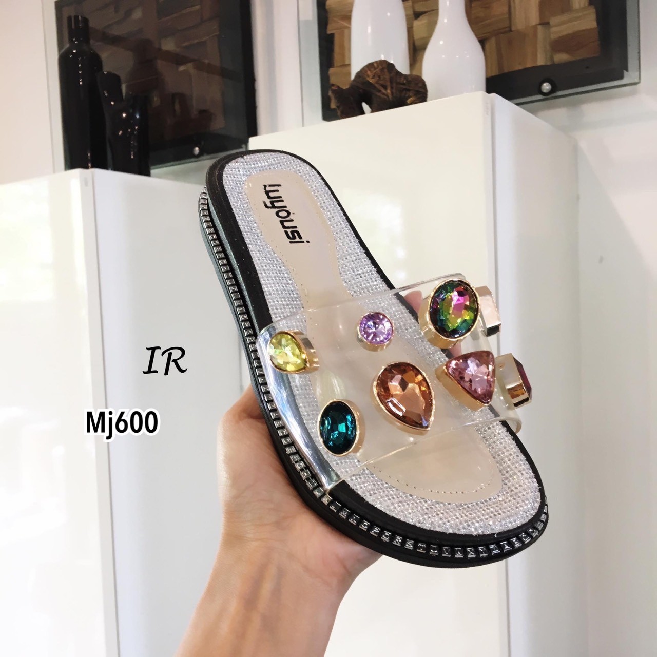 รองเท้าแตะสวมแต่งเพชรหลากสี (สีครีม)