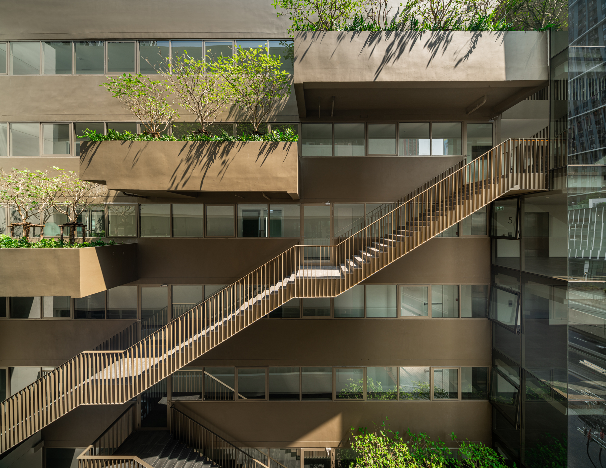 อาคาร ฤทธิ์รัตน (Ritratana Building) สำนักงานให้เช่าย่านรามคำแหง ใกล้รถไฟฟ้าสายสีส้ม สถานีรามคำแหง 12 เพียง 350 เมตร