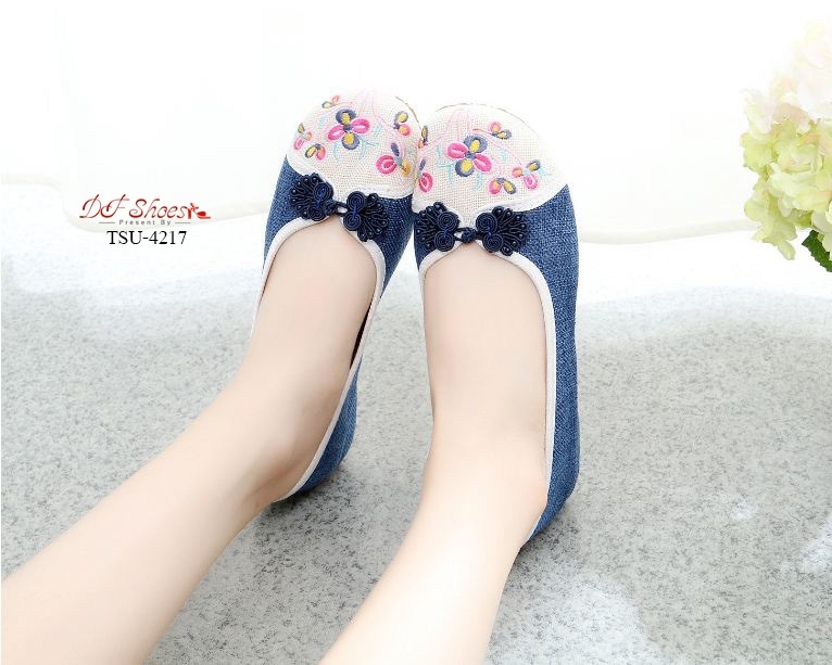 รองเท้าคัทชูผ้าทอปักลายดอกไม้ (สีแดง)