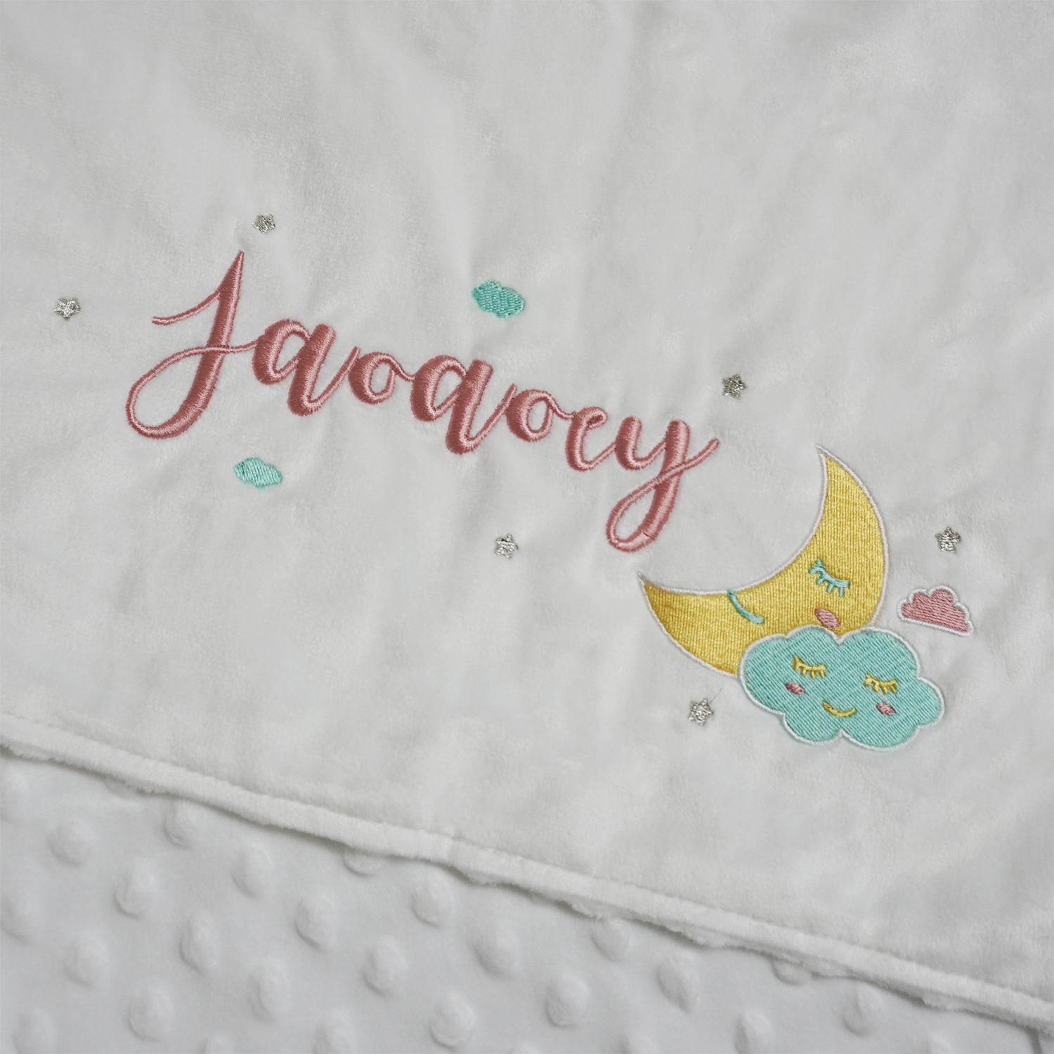 ผ้าห่ม Minky - สีขาว 75x100cm แบบปักชื่อ+การ์ตูน - Moon2