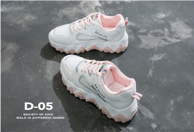 รองเท้าผ้าใบสปอร์ตแต่งลายส้น