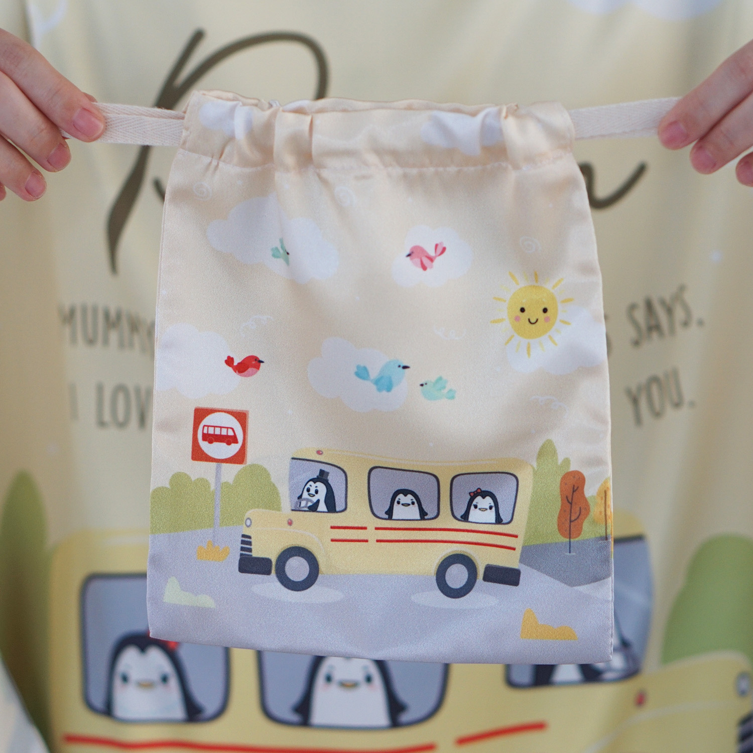 ผ้าคลุมให้นม 3in1 (รุ่นมีกระดุม ถอดโครงได้) แบบสั่งทำใส่ชื่อ ลาย Yellow Bus