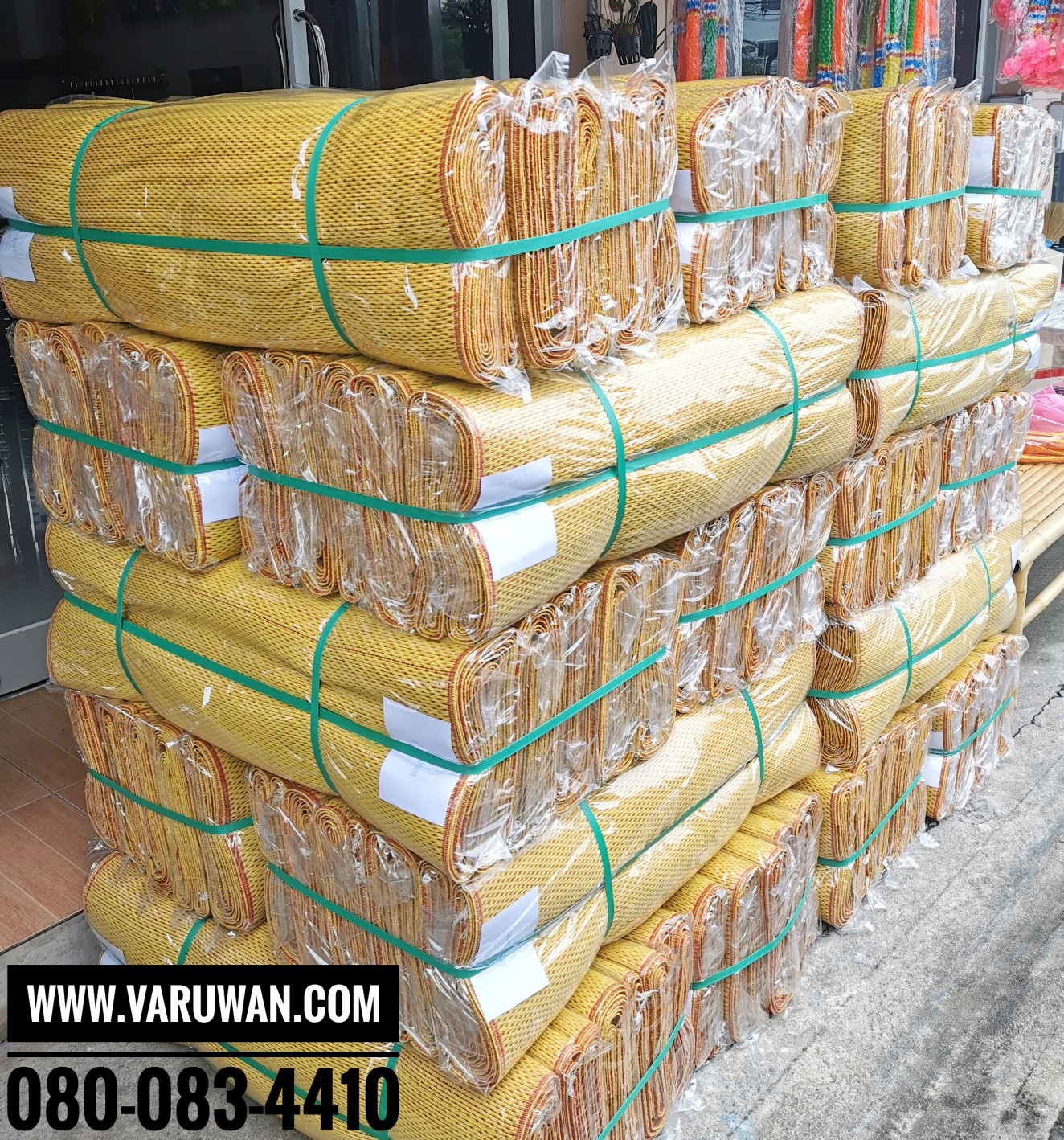 เสื่อพลาสติกแดงเหลือง