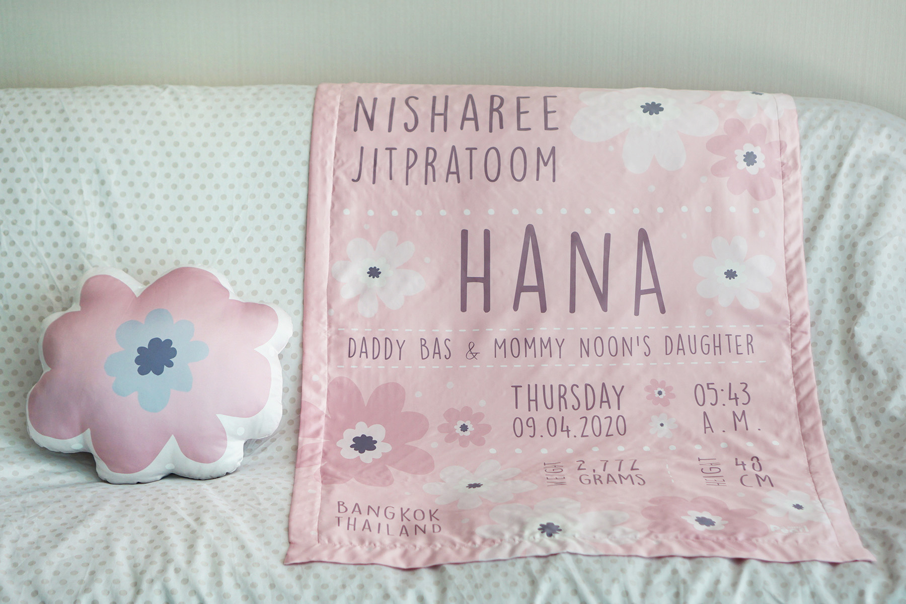 ชุดของขวัญเด็ก หมอนอิง 1 ใบ + ผ้าห่มขนาด 75x100cm ลาย Big Flower - Pink