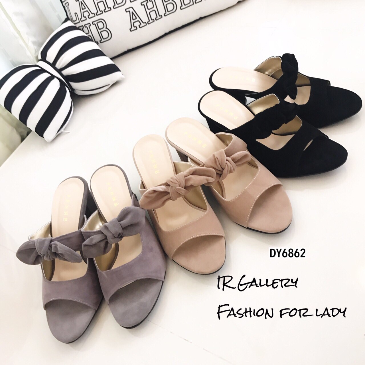 รองเท้าเปิดส้นแต่งโบว์กำมะหยี่ (สีดำ)