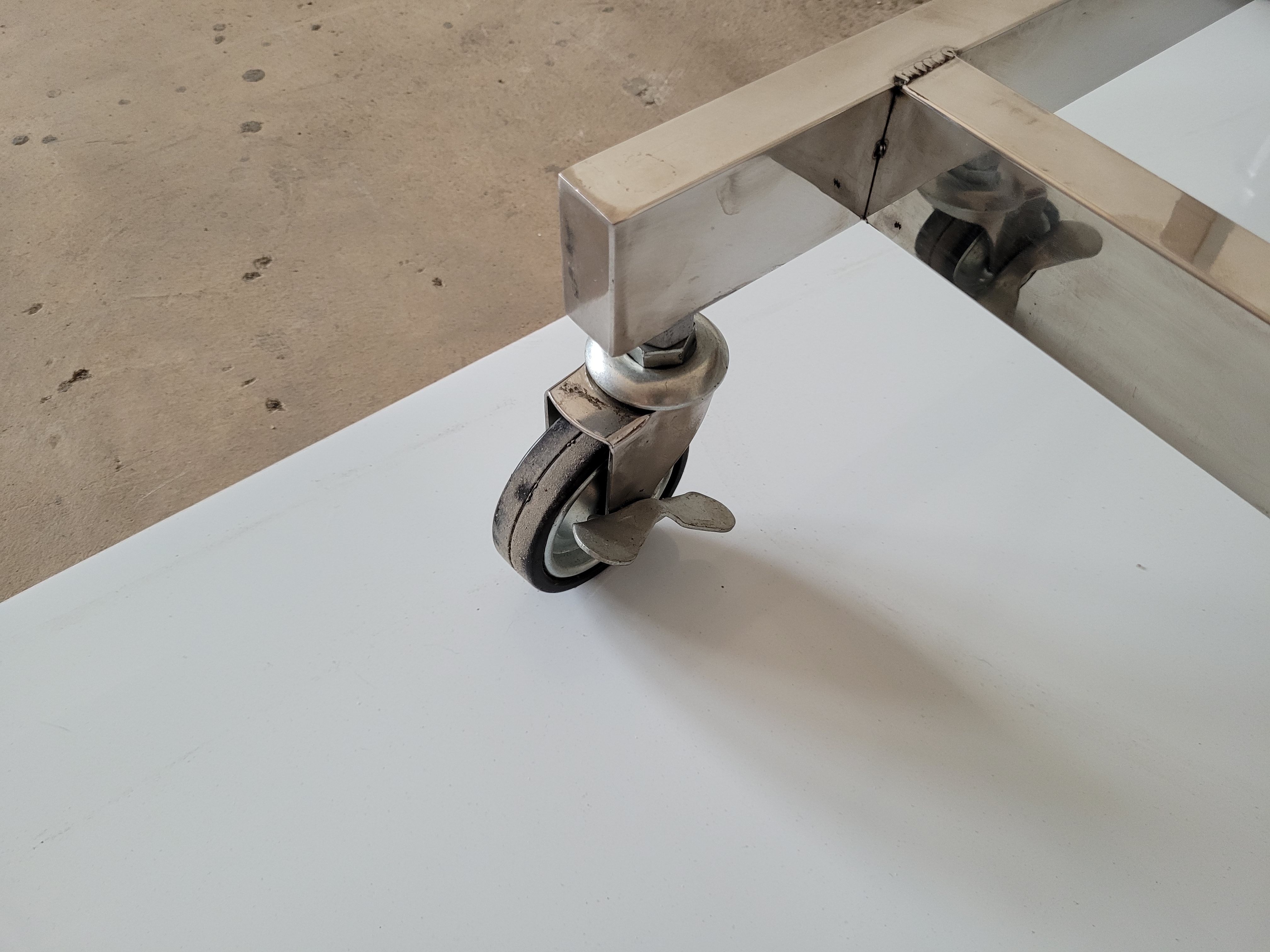 ราวพร้อมแขนสำหรับแขวนเสื้อตะกั่ว 10 ชุด แบบเคลื่อนที่ได้