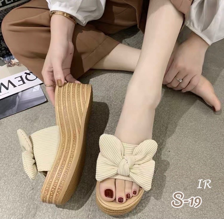 รองเท้าส้นเตารีดแต่งโบว์ลูกฟูก