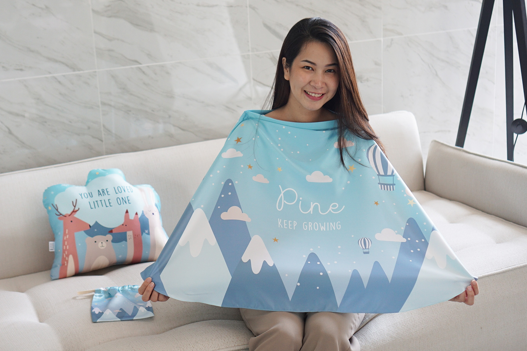 ชุดของขวัญเด็กแรกเกิด ผ้าคลุมให้นม ลาย Moutain+ หมอนอิง 1 ใบ ลาย Woodland - Blue