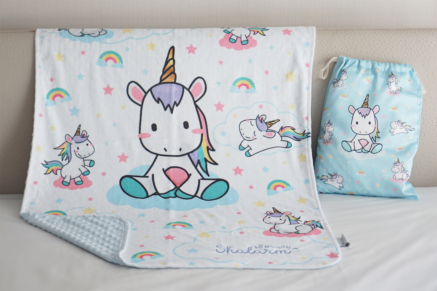 ผ้าห่ม Minky ลาย Unicorn 75x100cm แบบปักชื่อ ด้านหลังสีฟ้า
