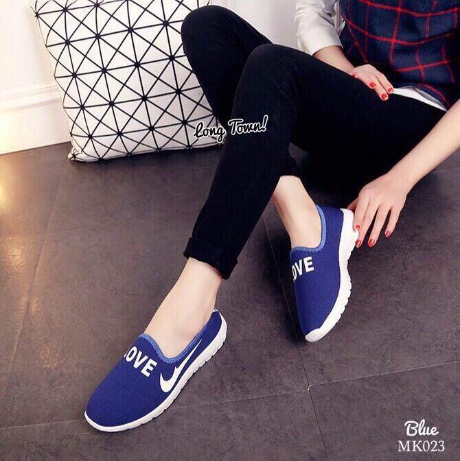 รองเท้าผ้าใบสไตล์ Nike Slip On (สีดำ)