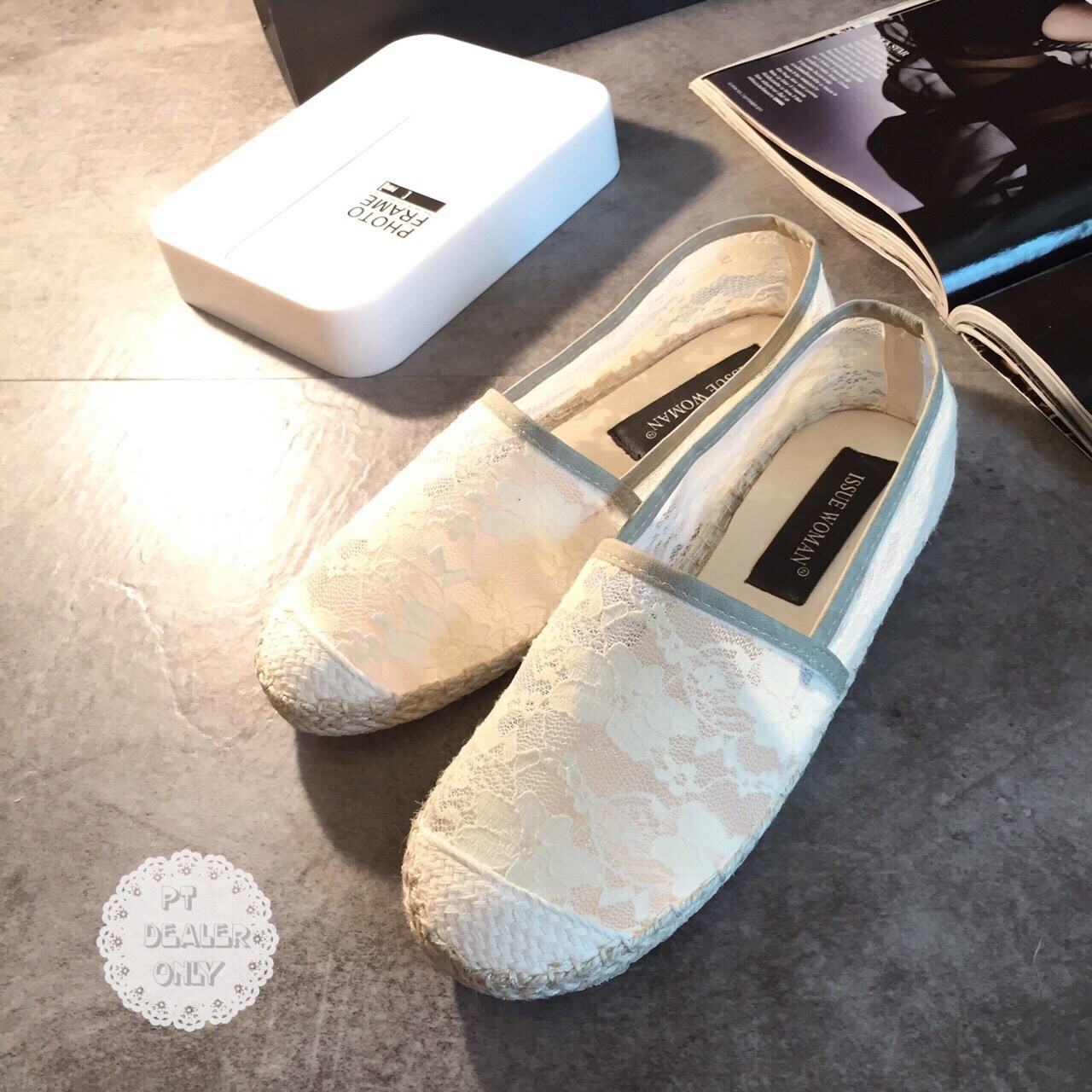 พร้อมส่ง : คัทชูส้นแบนลูกไม้ Style Valentino