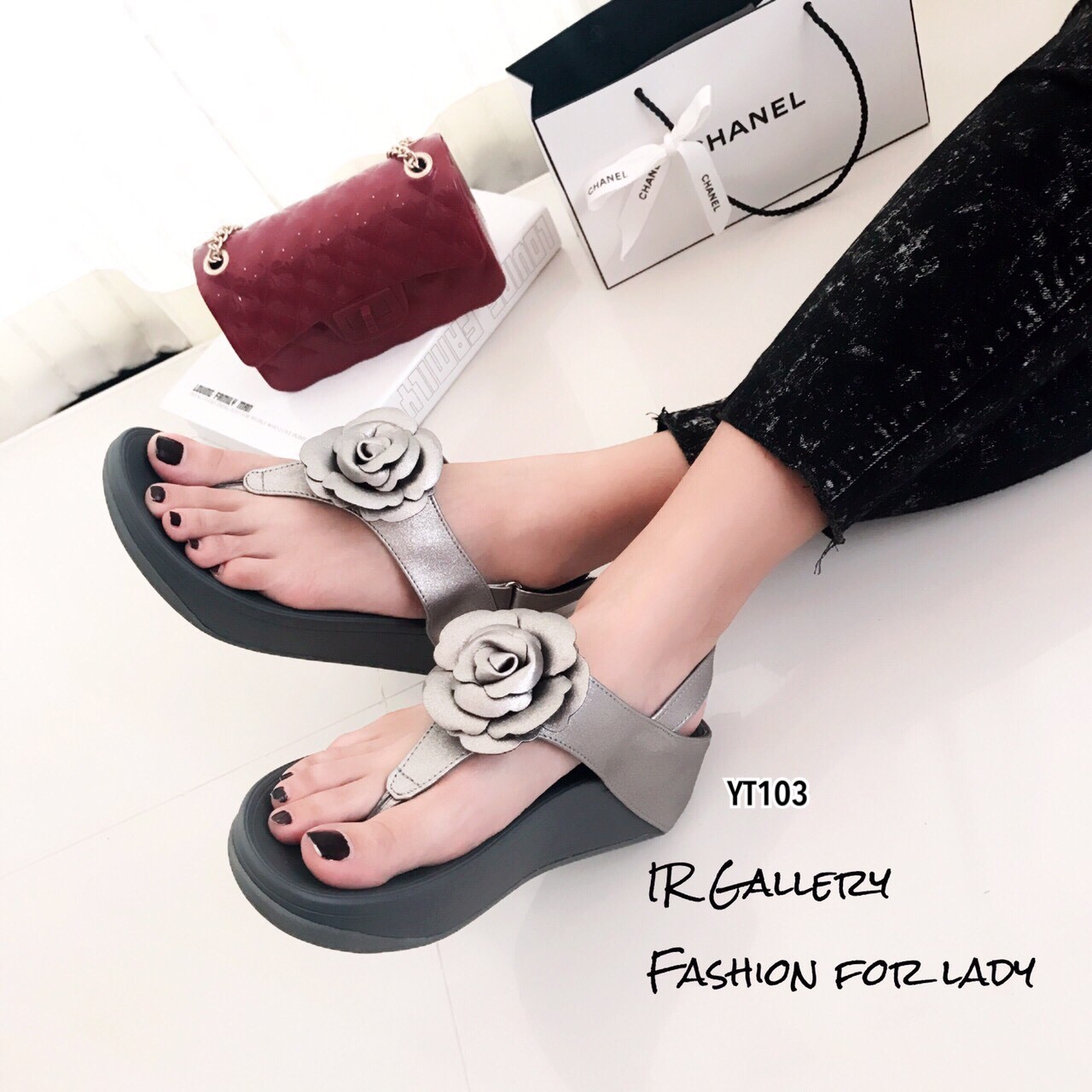 รองเท้าแตะ Style Fit Flop แต่งกุหลาบ (สีเทา)