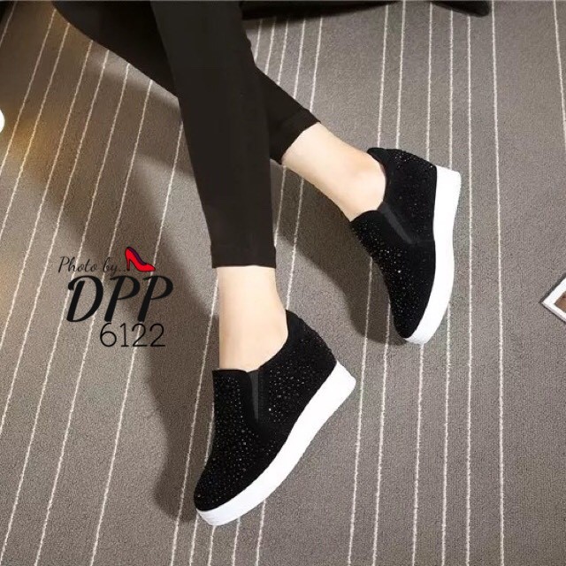 รองเท้าผ้าใบเสริมส้นทรงสวมแต่งคริสตัล (สีดำ)