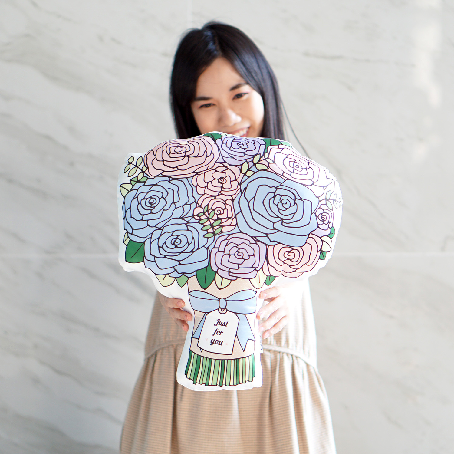 หมอนของขวัญแบบพร้อมส่ง ลายช่อกุหลาบ สีชมพูและฟ้า Just For You - Blue Pink Rose Bouquet