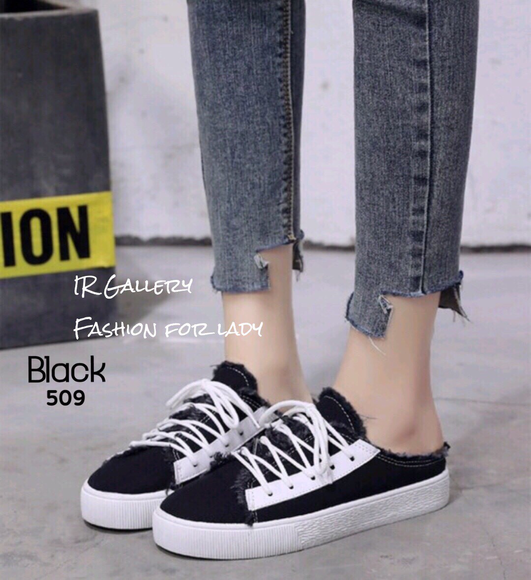 รองเท้าผ้าใบเปิดส้นขอบเซอ (สีดำ)