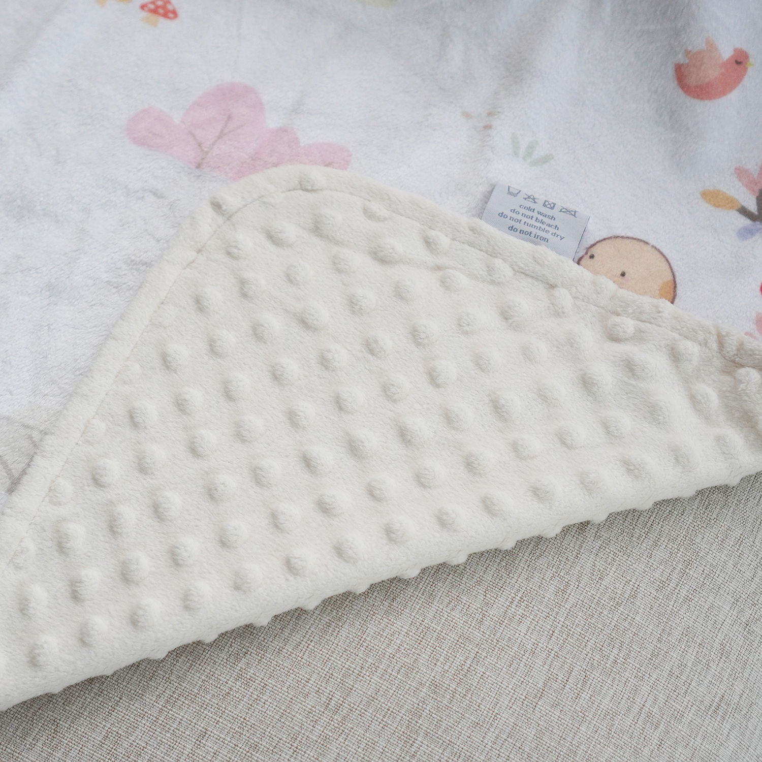 ผ้าห่ม Minky 75x100cm แบบปักชื่อ ลาย Snakes in the garden - Cream