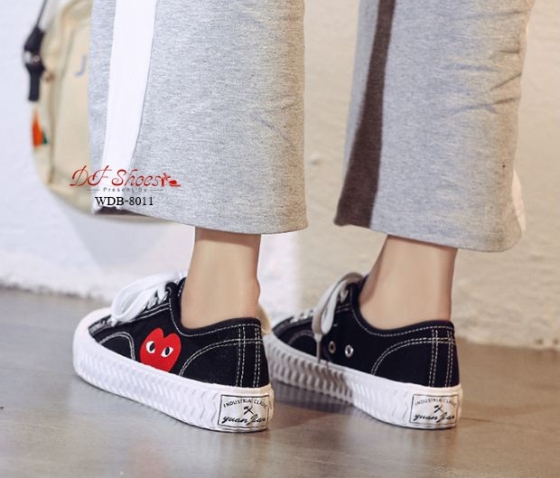 รองเท้าผ้าใบแคนวาสแต่งลายหัวใจ (สีขาว)