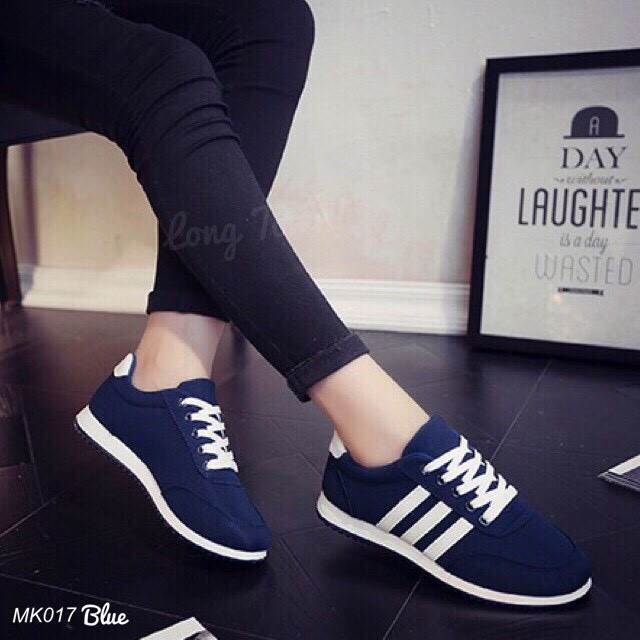 รองเท้าผ้าใบสปอร์ตแต่งแถบ (สีดำ)