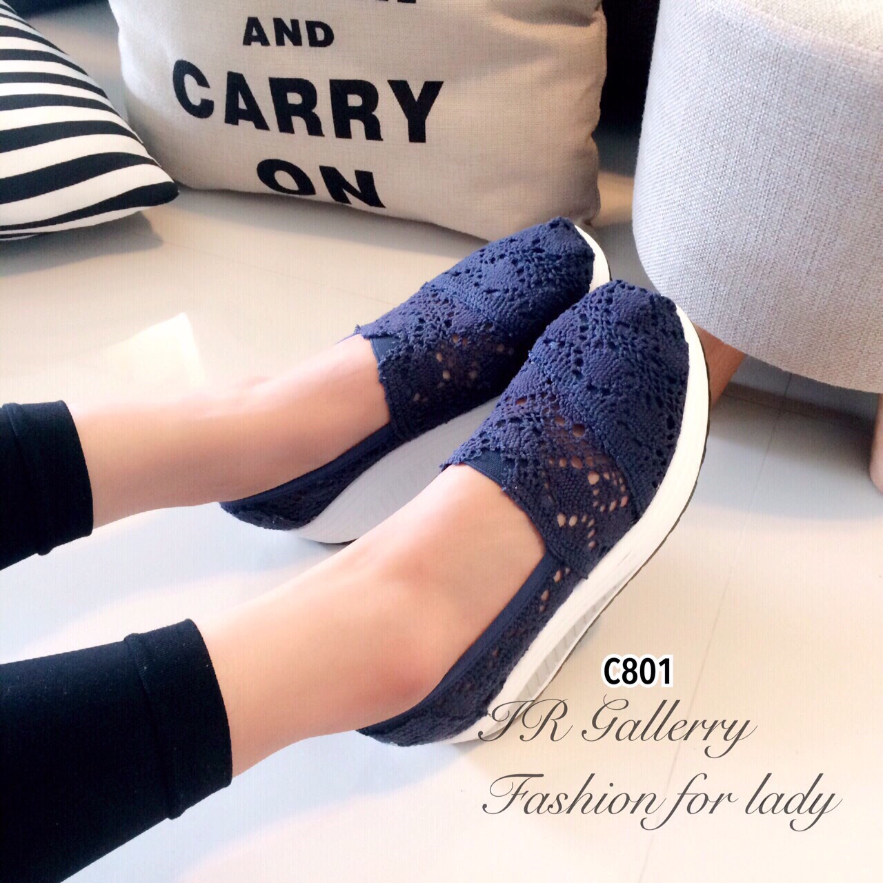 รองเท้าผ้าใบเสริมส้นลายลูกไม้ (สีกรม)