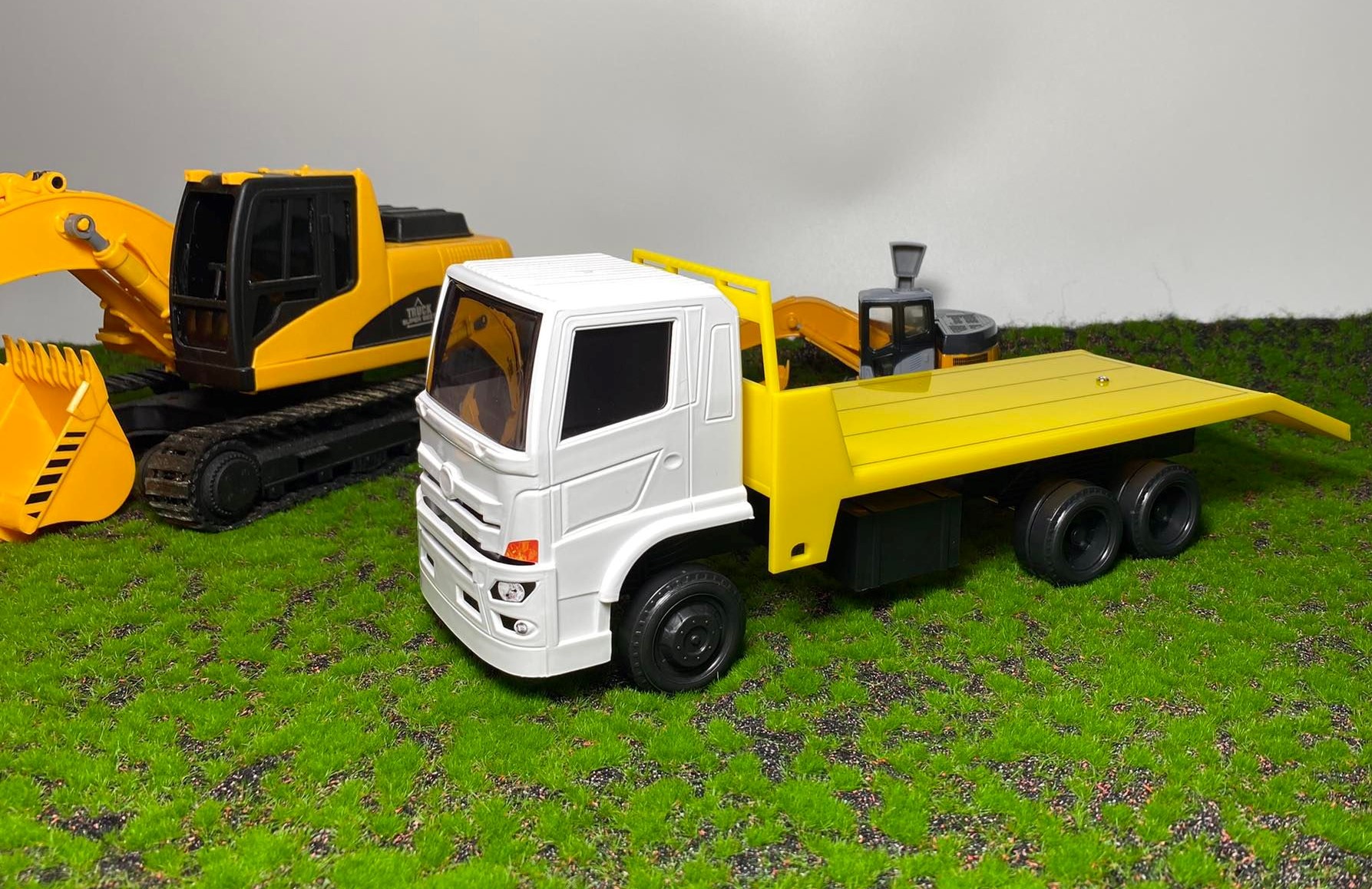 โมเดลรถ 10 ล้อ รถย้ายรถขุดจำลอง 1/24 รถบรรทุกหม่ำโมเดลรถเทรนเลอร์ ของเล่นเด็กผู้ชาย toy
