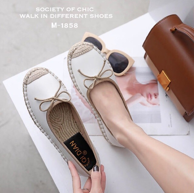 รองเท้าคัทชูหัวปอทรงสวม (สีดำ)