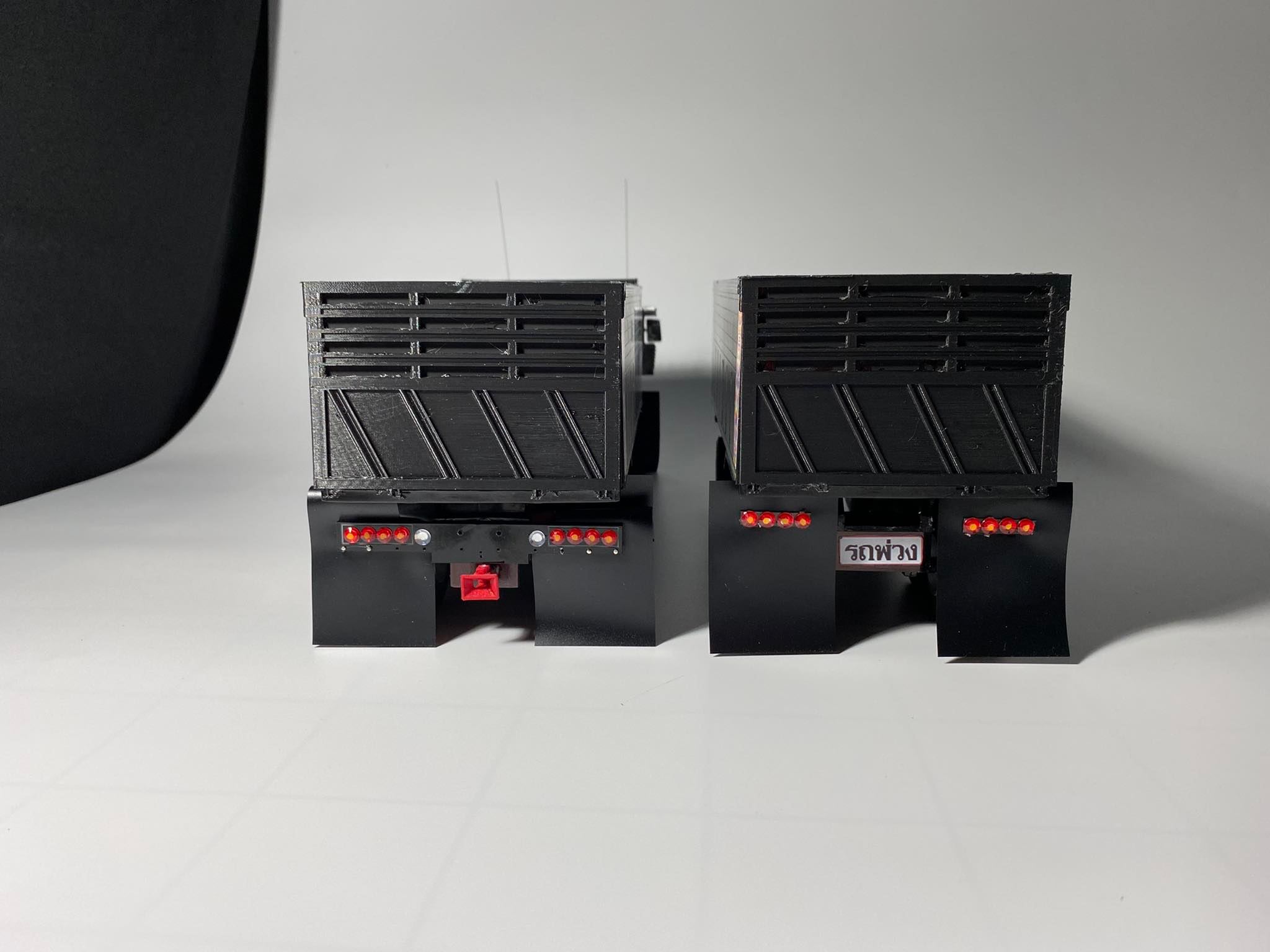 กันชนท้ายรถบรรทุกจำลอง นูน ประมาณ 1/24 พลาสติกแข็ง ติดไฟจำลอง มีรูไว้เสียบบังฝุ่น ของแต่งโมเดลรถบรรทุก รถของเล่น กันชนรถหม่ำโมเดล