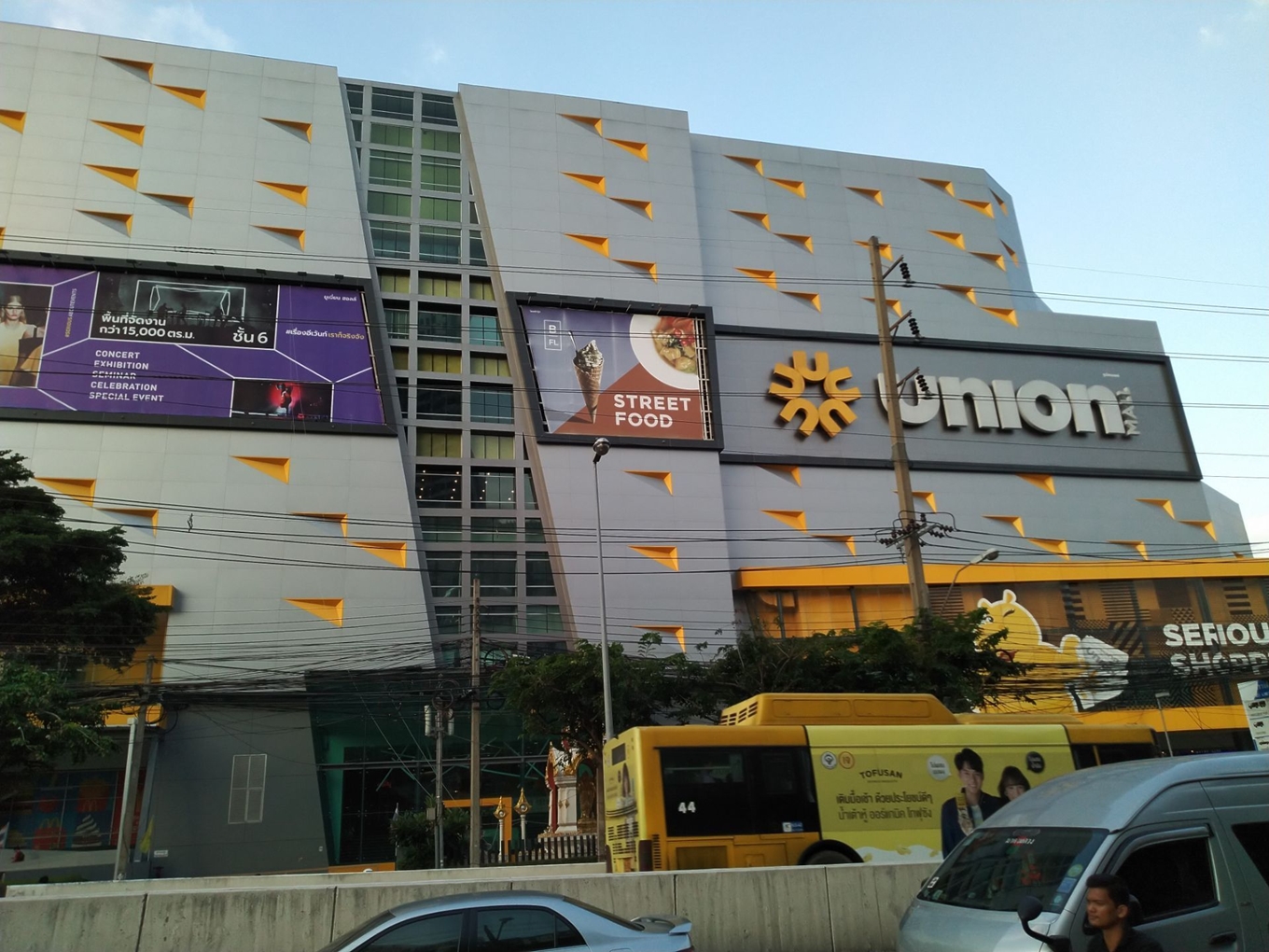 อาคารเล้าเป้งง้วน ทาวเวอร์ 1 สำนักงานให้เช่า ติดถนนวิภาวดีรังสิต ใกล้ห้าแยกลาดพร้าว และ ใกล้สวนจตุจักร