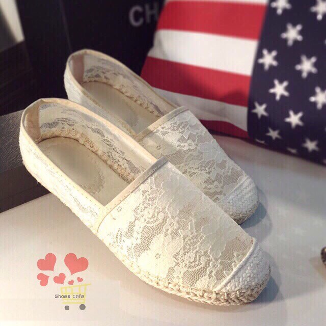 พร้อมส่ง : รองเท้าลูกไม้ Valentino (ขอบครีม)