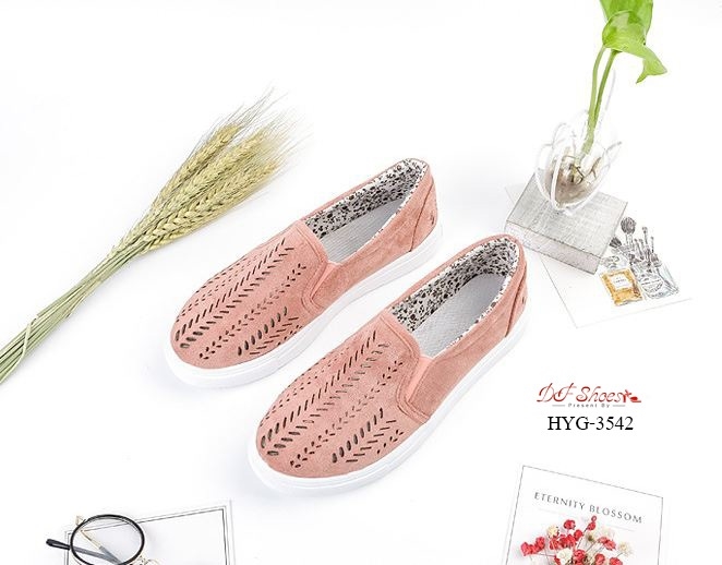 รองเท้าผ้าใบทรงSlip onฉลุลาย (สีชมพู)