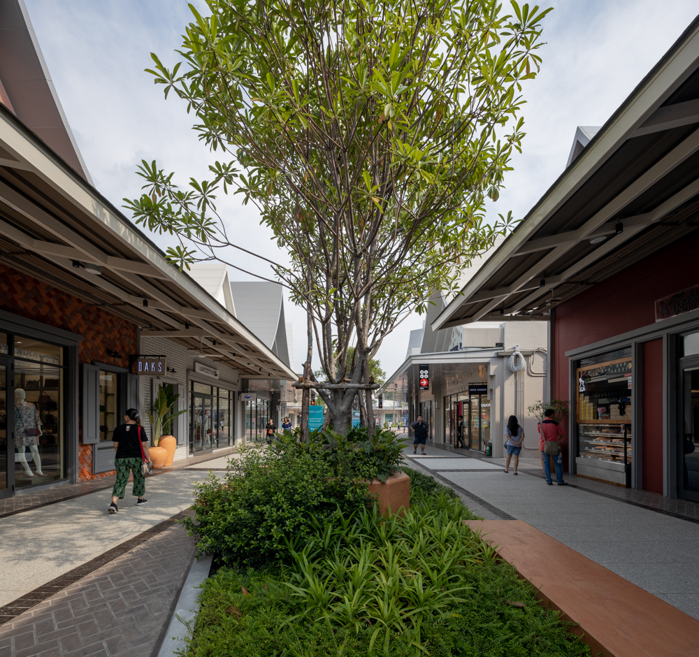 ยกระดับธุรกิจของคุณ ด้วยออฟฟิศสุดพรีเมียม ทำเลศักยภาพ ใกล้สนามบินสุวรรณภูมิ ที่ "เซ็นทรัล วิลเลจ - ลักชัวรี่ เอาท์เล็ต กรุงเทพฯ | Central Village - Bangkok Luxury Outlet."