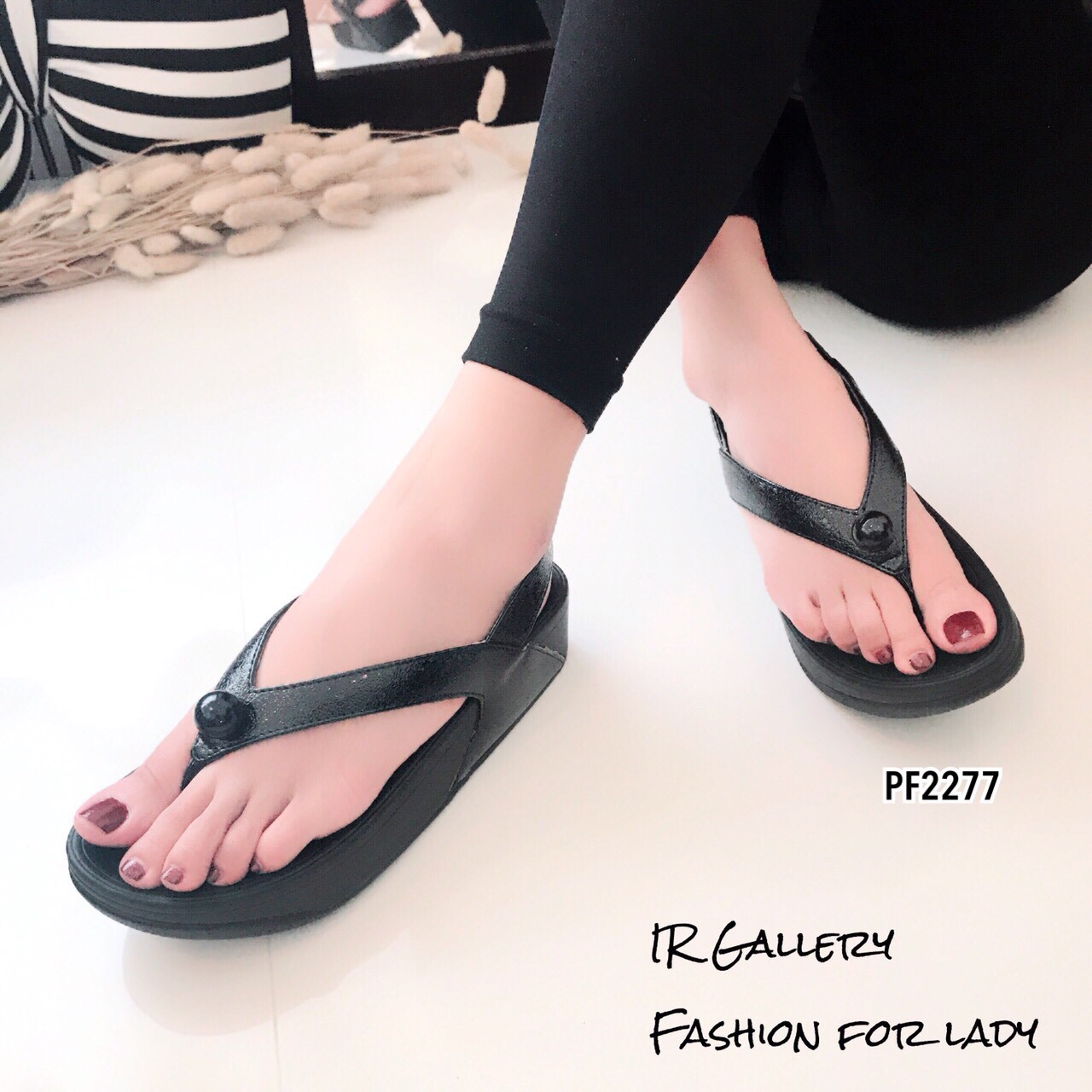 รองเท้าแตะ Style Fitflopคีบแต่งอะไหล่ (สีดำ)