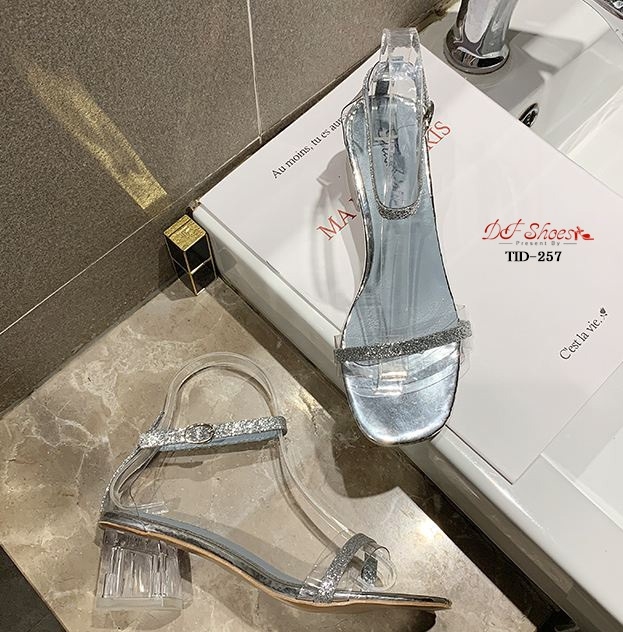 รองเท้าส้นเตี้ยรัดข้อส้นใส (สีเทา)