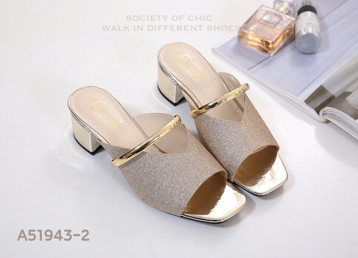 รองเท้าส้นเตี้ยเปิดส้นแต่งห่วงทอง (สีดำ)