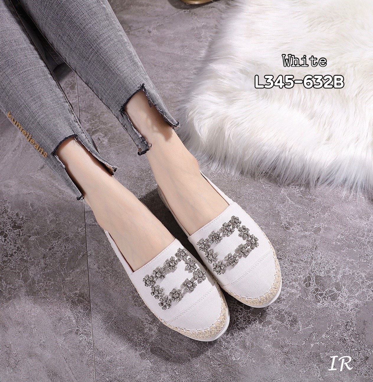 รองเท้าSlipperแคนวาสแต่งอะไหล่ (สีครีม)