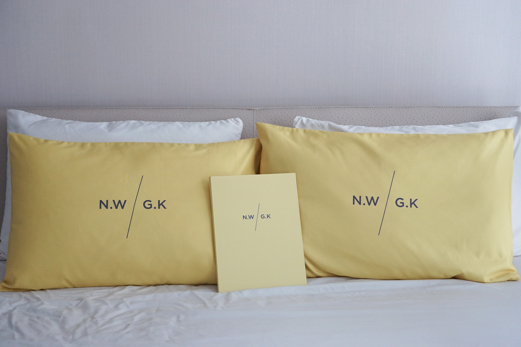 ชุดของขวัญแต่งงาน ปลอกหมอนคู่+แฟ้มทะเบียนสมรส ลาย Minimal - Yellow
