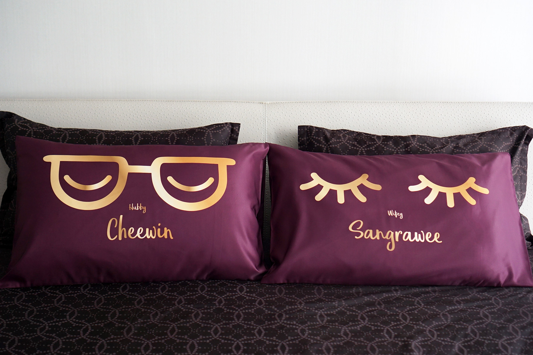 ปลอกหมอนหนุนคู่ พิมพ์ลายเต็มผืน Eyes - Burgundy - Gold