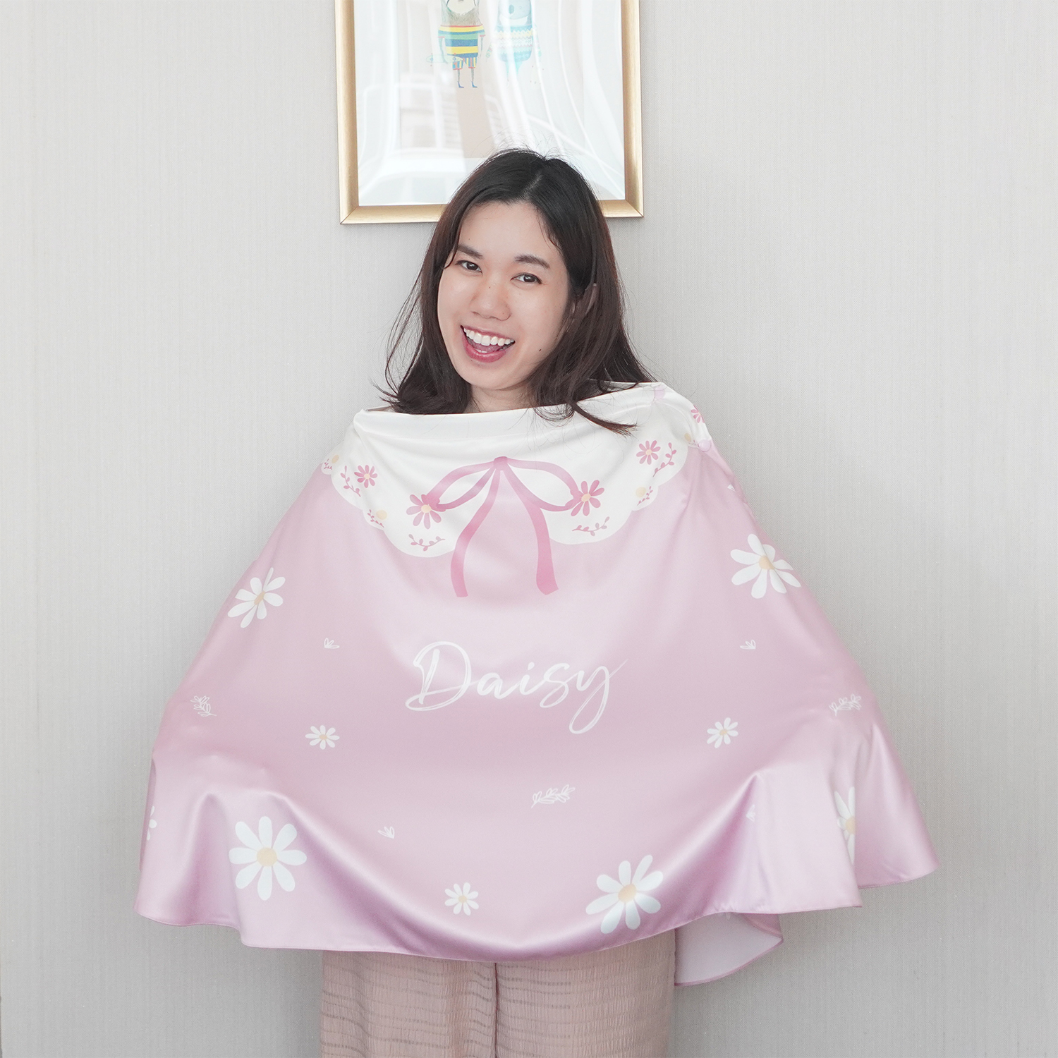ผ้าคลุมให้นม 3in1 (รุ่นมีกระดุม ถอดโครงได้) แบบสั่งทำใส่ชื่อ ลาย Daisy - Pink