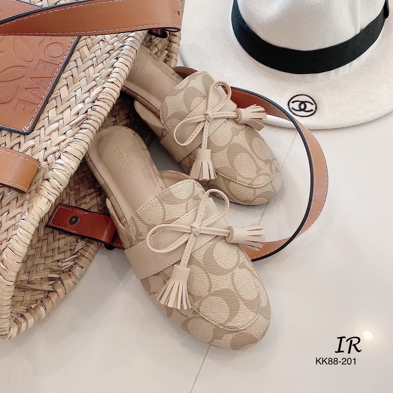 รองเท้าสลิปเปอร์ Style Coach (สีตาล)