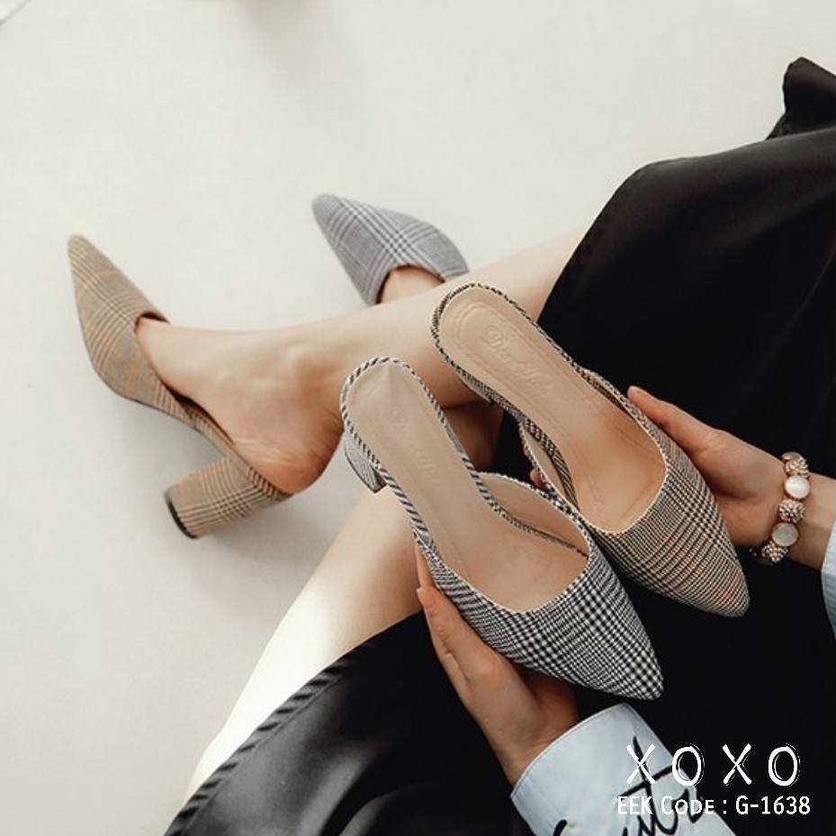 รองเท้าเปิดส้นทรงวีแต่งลาย (สีน้ำตาล-ครีม)