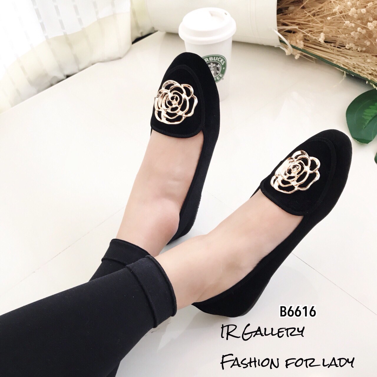 รองเท้าคัทชูแต่งอะไหล่กุหลาบทอง (สีดำ)