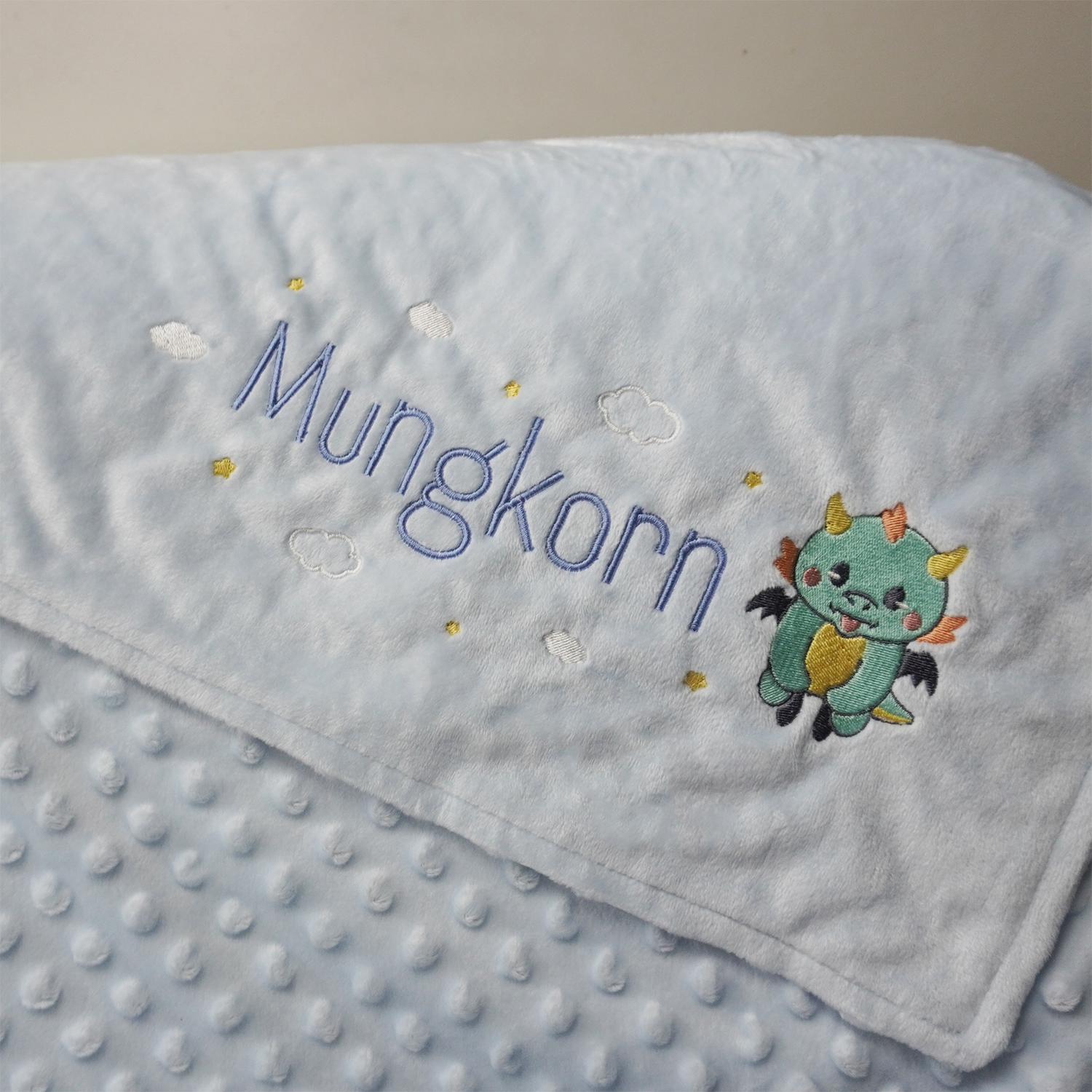 ผ้าห่ม Minky - สีฟ้า 75x100cm แบบปักชื่อ+การ์ตูน - Dragon